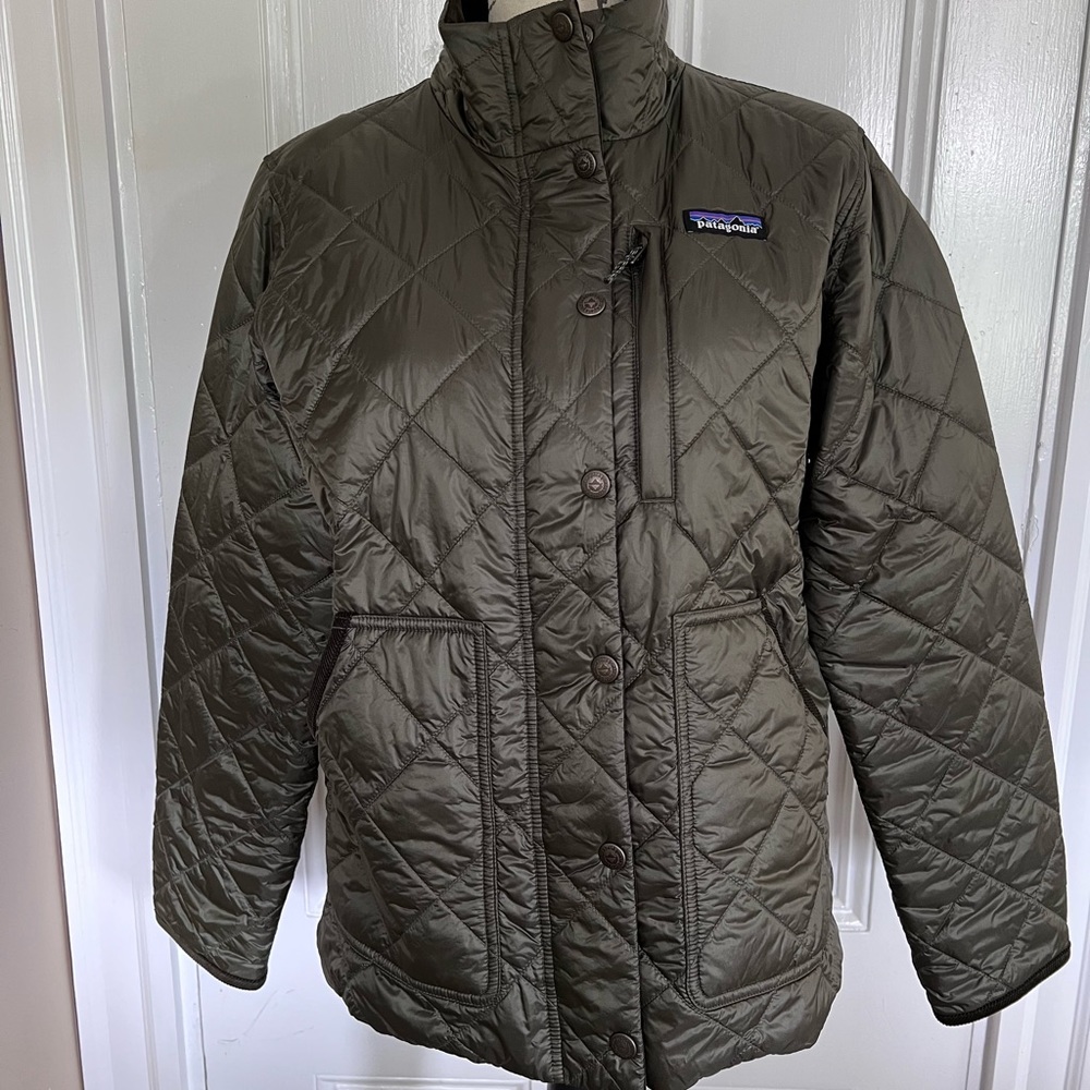 Super cute Patagonia barn puffer. blemish in back collar.